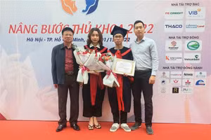 Thầy cô EPU đồng hành cùng sinh viên nhận học bổng "Nâng bước thủ khoa năm 2022".