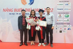 Thầy cô EPU đồng hành cùng sinh viên nhận học bổng "Nâng bước thủ khoa năm 2022".