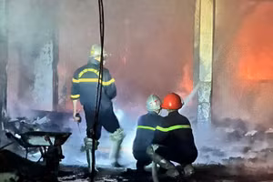 Cảnh sát Phòng cháy chữa cháy và Cứu nạn cứu hộ triển khai phương tiện phục vụ chữa cháy.