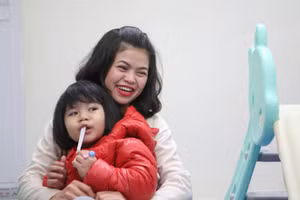 Mẹ con chị Trung Anh ở nhà trong thời gian dịch bệnh chưa thể đến trường.