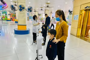 Trường Mầm non Sao Mai (thành phố Bắc Ninh) thực hiện đo thân nhiệt cho học sinh trước khi vào trường.