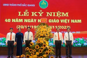 Lãnh đạo TP Bắc Giang chúc mừng ngành Giáo dục thành phố.