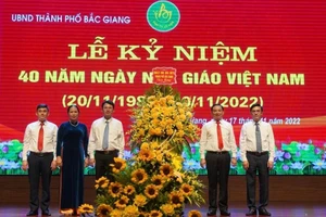 Lãnh đạo TP Bắc Giang chúc mừng ngành Giáo dục thành phố.