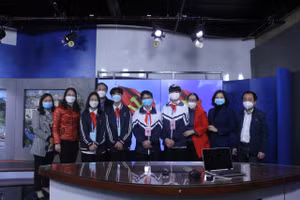 Thầy cô và học sinh trường THCS Trần Phú, TP Bắc Giang (Ảnh TL).