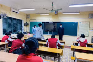 Ông Đỗ Văn Quý, Trưởng phòng GD&ĐT TP Bắc Giang kiểm tra công tác PCD tại trường học sáng 11/1.