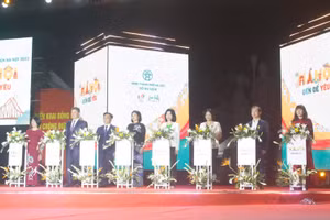 Các đại biểu bấm nút khai mạc Lễ hội Quà tặng Du lịch Hà Nội năm 2022.