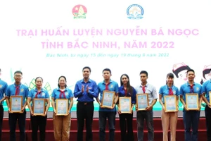 Bí thư Tỉnh Đoàn Bắc Ninh - Nguyễn Đức Sâm trao chứng nhận cho các trại sinh.