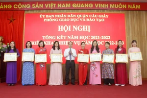 Phó Giám đốc Sở GD&ĐT Hà Nội - Nguyễn Quang Tuấn trao thưởng cho 9 tập thể đạt giải Nhất, Nhì trong công tác triển khai mô hình chuyển đổi số.