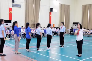 Hướng dẫn nghi thức Đội TNTP Hồ Chí Minh tại lớp tập huấn.