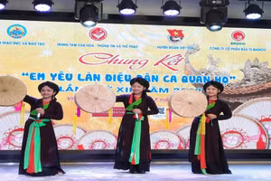 Những liền chị nhí thể hiện tài năng quan họ tại Liên hoan.