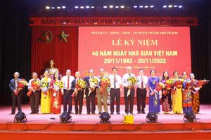 Lãnh đạo thành phố Từ Sơn chúc mừng nhà giáo nhân dân, nhà giáo ưu tú. 