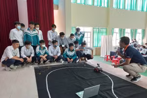 Hoạt động tư vấn hướng nghiệp cho học sinh.