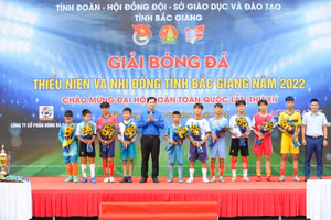 Ông Giáp Xuân Cảnh, Phó Bí Tỉnh đoàn, Chủ tịch Hội đồng Đội tỉnh Bắc Giang, trưởng Ban Tổ chức giải tặng hoa chúc đại diện các đội thi đấu.