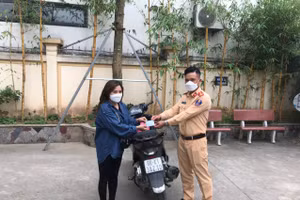 CSGT bàn giao xe cho chị Nguyễn Thị Liên.