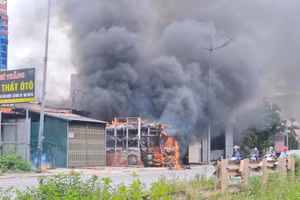 Hiện trường vụ cháy nổ tại gara ô tô Nhàn Nhã.