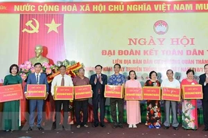 Chủ tịch Quốc hội Vương Đình Huệ và Phó Chủ tịch Thường trực Quốc hội Trần Thanh Mẫn tặng quà cho các đơn vị thuộc phường Quán Thánh.