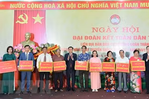 Chủ tịch Quốc hội Vương Đình Huệ và Phó Chủ tịch Thường trực Quốc hội Trần Thanh Mẫn tặng quà cho các đơn vị thuộc phường Quán Thánh.