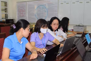 Thầy cô trường THPT Yên Hòa sẵn sàng hỗ trợ phụ huynh học sinh nhập học thuận lợi.