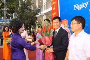 Cô Tô Thị Hải Yến tặng hoa tri ân các thế hệ lãnh đạo phòng GD&ĐT.