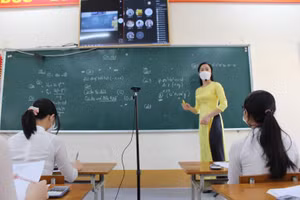 Giáo viên trường THPT Lạng Giang số 1 dạy trực tiếp và trực tuyến cho học sinh lớp 12.