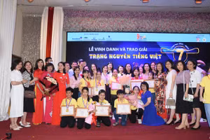 Thầy cô chia vui cùng các em học sinh đạt giải Cuộc thi Trạng nguyên tiếng Việt lần thứ 7.