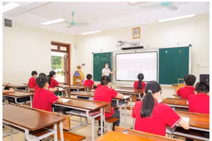 Giáo viên và học sinh Trường THCS Ninh Xá.