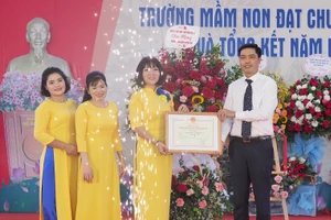 Thừa ủy quyền, ông Hồ Việt Hùng – Phó Chủ tịch UBND huyện Sóc Sơn (Hà Nội) trao bằng công nhận đạt chuẩn mức độ 2 cho Ban giám hiệu Trường Mầm non Minh Trí A.