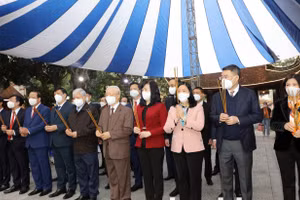 Tổng Bí thư Nguyễn Phú Trọng cùng các đồng chí lãnh đạo Trung ương và tỉnh Bắc Ninh dâng hương các vị vua triều Lý tại Đền Đô.