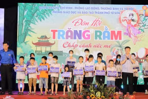 Phó Bí thư Tỉnh đoàn Bắc Ninh - Nguyễn Bảo Đại và Phó Bí thư Thường trực Thành ủy Từ Sơn - Đỗ Tuấn Sơn trao quà cho học sinh nghèo có hoàn cảnh khó khăn.