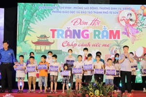 Phó Bí thư Tỉnh đoàn Bắc Ninh - Nguyễn Bảo Đại và Phó Bí thư Thường trực Thành ủy Từ Sơn - Đỗ Tuấn Sơn trao quà cho học sinh nghèo có hoàn cảnh khó khăn.