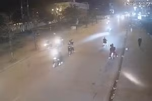 Nhóm thanh thiếu niên đi xe mang theo giáo dài tự chế trên phố.