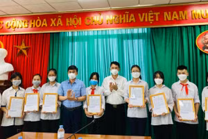 Phòng GD&ĐT khen thưởng học sinh có video clip nói tiếng Anh xuất sắc. 