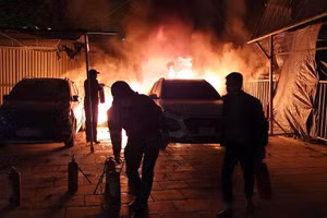 Khu vực đám cháy được lực lượng chức năng có mặt kịp thời để dập tắt ngọn lửa.