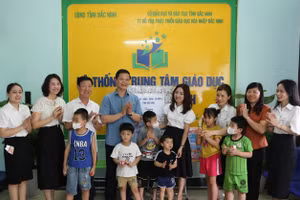 Phó Chủ tịch Thường trực UBND tỉnh Bắc Ninh - Vương Quốc Tuấn tặng quà Trung tâm hỗ trợ phát triển giáo dục hòa nhập Bắc Ninh.