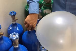 Lực lượng chức năng kiểm tra, xử lý cơ sở kinh doanh vi phạm liên quan đến “bóng cười”.