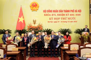 Lãnh đạo TP Hà Nội tặng hoa, chúc mừng các đồng chí nhận nhiệm vụ mới.