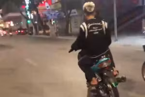 Thanh thiếu niên đi xe quá tốc độ, không đội mũ bảo hiểm.