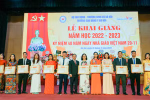 Trường Cao đẳng Y Hà Nội trao khen thưởng các tập thể, cá nhân đạt thành tích xuất sắc.