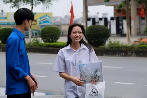 Thí sinh với tâm lý thoải mái bước vào làm bài thi môn Ngoại ngữ.