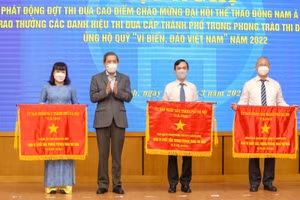 Thừa ủy quyền, Bí thư Quận ủy Ba Đình Hoàng Minh Dũng Tiến trao cờ thi đua của Thành phố cho các đơn vị đạt thành tích cao.