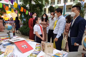 Lãnh đạo quận Ba Đình động viên, khuyến khích học sinh đọc sách báo.
