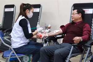 PGS.TS Đinh Văn Châu tham gia hiến máu nhân đạo.