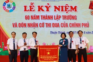 Chủ tịch UBND tỉnh Bắc Ninh - Nguyễn Hương Giang trao Cờ Thi đua của Chính phủ cho Trường THPT Thuận Thành số 1.