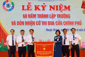 Chủ tịch UBND tỉnh Bắc Ninh - Nguyễn Hương Giang trao Cờ Thi đua của Chính phủ cho Trường THPT Thuận Thành số 1.