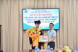 TS. Trương Nam Hưng trao giấy khen và tặng hoa cho sinh viên xuất sắc toàn khóa, Thủ khoa Trường Đại học Điện lực Khối Kỹ thuật.