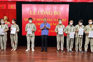 Trao quyết định đặc xá cho phạm nhân đủ điều kiện tái hòa nhập với cộng đồng.