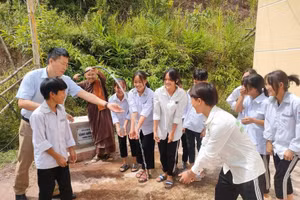 Học sinh tỉnh Điện Biên vui mừng với nguồn nước sạch.