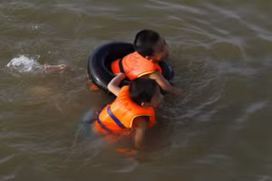 Dạy bơi cho học sinh tiểu học (Ảnh minh họa).