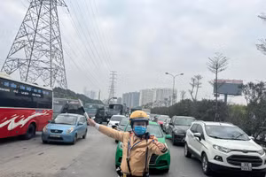 Cảnh sát giáo thông phân luồng từ xa phòng chống ùn tắc giao thông.