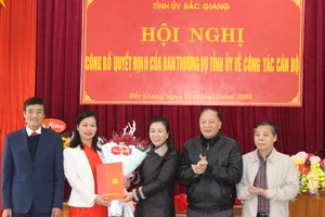 Phó Bí thư Thường trực Tỉnh ủy - Lê Thị Thu Hồng (thứ 3 từ phải sang trái) chúc mừng và trao quyết định cho NGƯT Trần Thúy Hoàn.